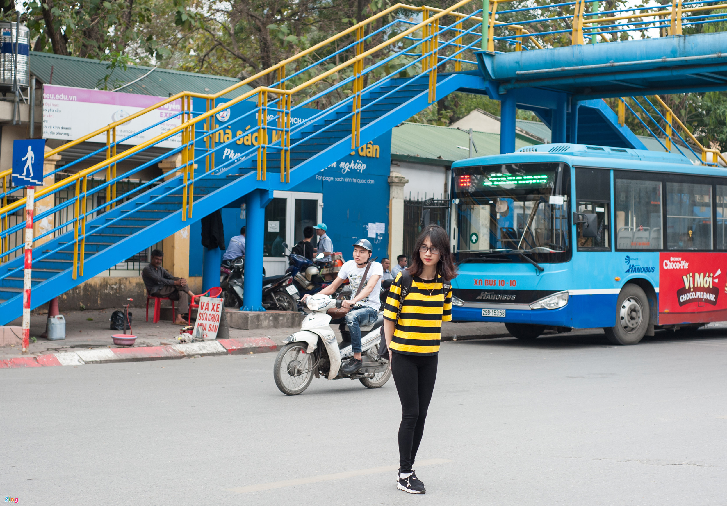 CSGT xử phạt, người đi bộ vẫn vi phạm luật tràn lan